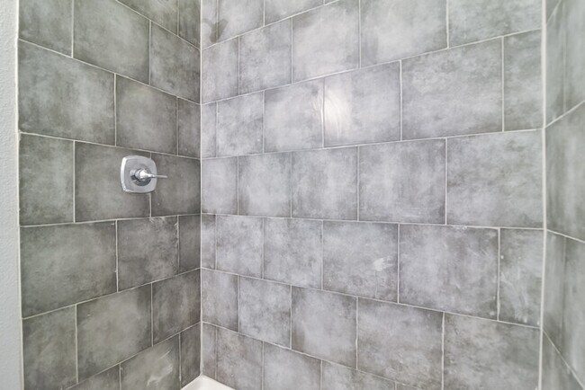 Building Photo - Brand New 3 bed 2.5 Duplex