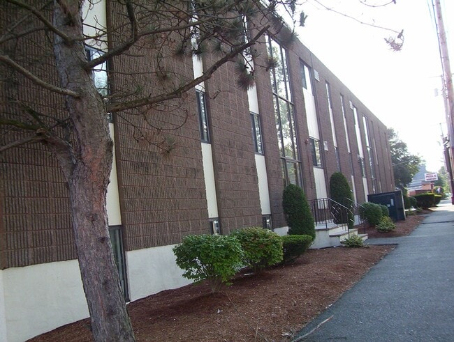 Building Photo - 550 Walnut St