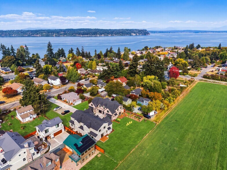 Walking distance to the historic town of Langley - 695 3rd Street