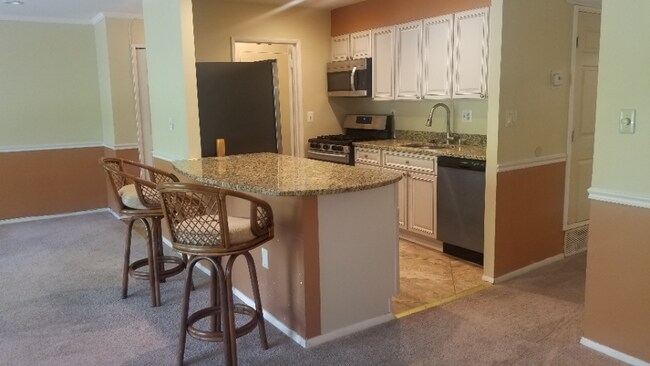 Building Photo - "Charming 2-Bed Condo Retreat in Oxon Hill...