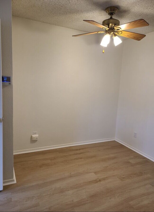 Building Photo - Wonderful 2 Bed, 1.5 Bath Townhouse with Fireplace + Community Pool