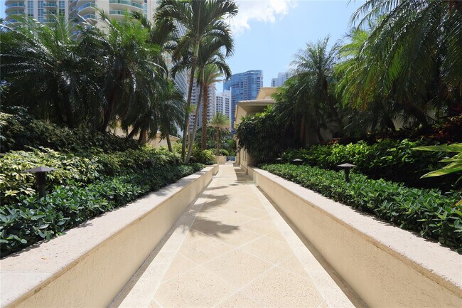 Building Photo - 411 N New River Dr E