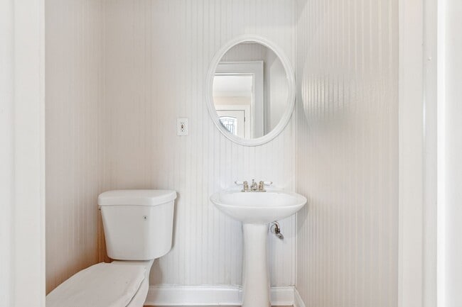 Building Photo - Water Views, Hampton, 3 bed 2.5 bath Ready Now!