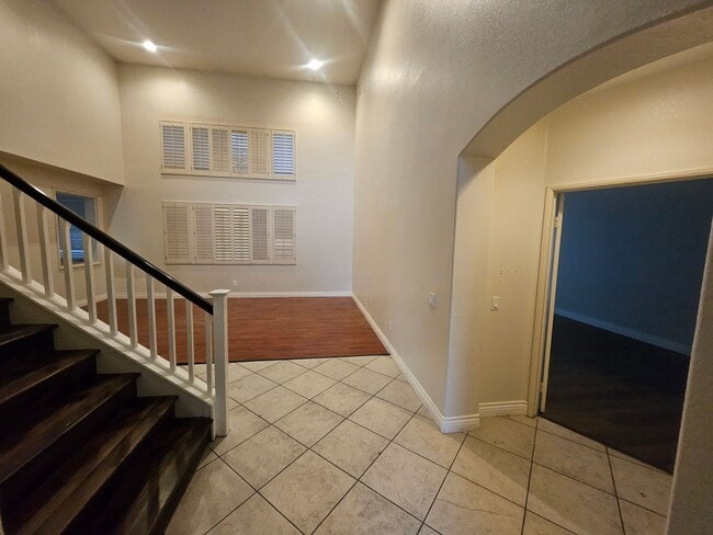 Building Photo - Spacious South Corona Home!