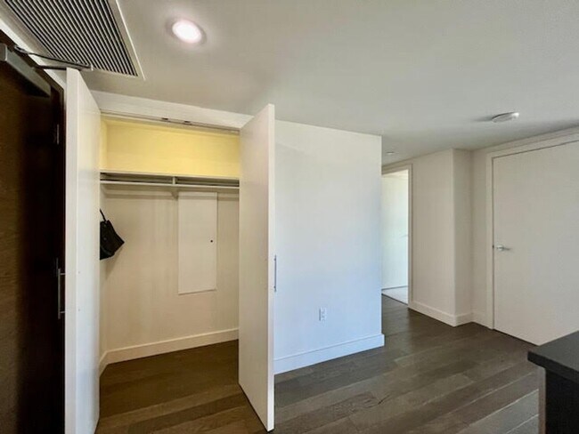 Building Photo - City living at its best! 2 BR/2 BA @ the M...