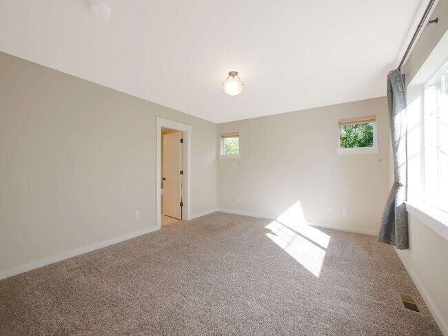 Building Photo - 3 Bed, 2.5 Bath Beautiful Single-family Av...