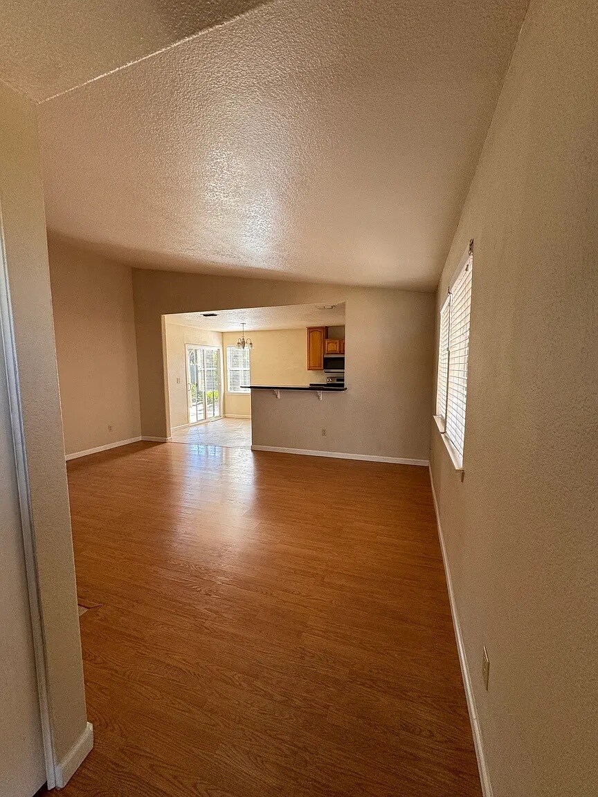 Building Photo - 5327 Hillsdale Blvd