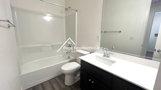 Building Photo - Newer 3bd/2.5ba North Natomas Townhouse with 2 Car Garage!