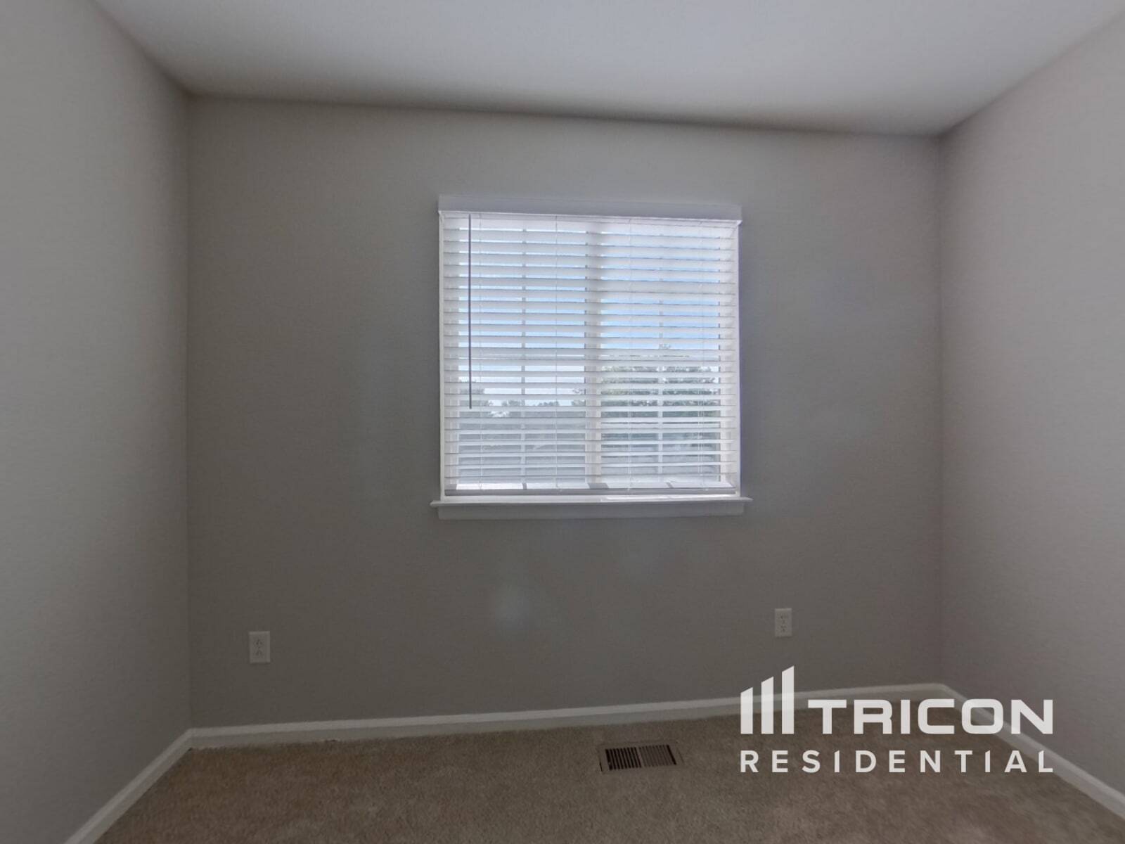 Building Photo - 9995 Strathfield Ln
