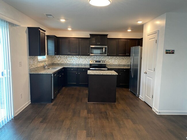 Building Photo - MOVE-IN READY!