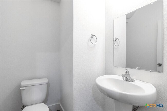 Building Photo - 1904 Royal Loop