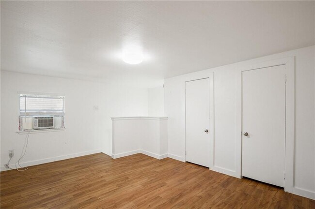 Building Photo - 404 W 35th St
