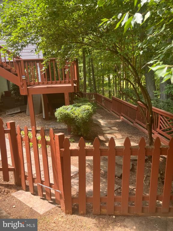 Building Photo - 2220 Blue Valley Dr
