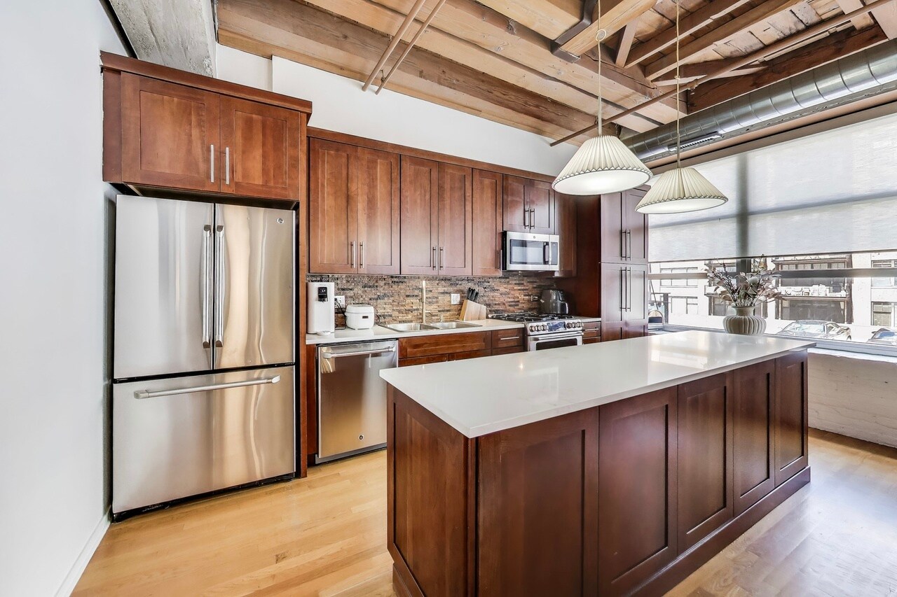 Building Photo - 333 S Desplaines St