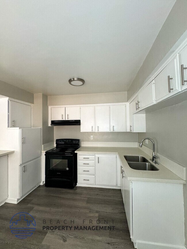 Building Photo - 1864 Locust Ave.