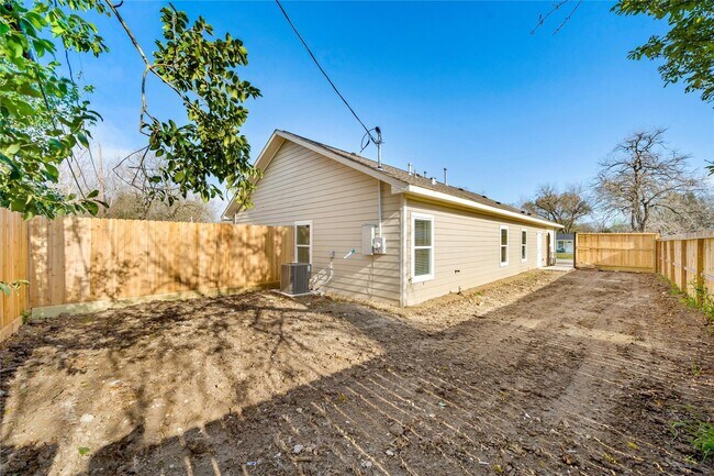 Building Photo - 5618 Ridgeway Dr