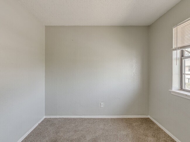 Building Photo - MOVE IN SPECIAL NO DEPOSIT OR APPLICATION ...