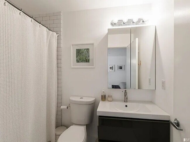 Building Photo - "Spacious 1-Bedroom Sanctuary in Vibrant San Francisco – 949 Sq Ft of Comfort & Style!"
