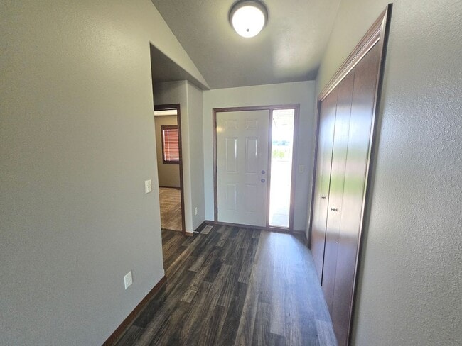 Building Photo - East Sioux Falls 4 Bed, 3 Bath Walkout Twi...
