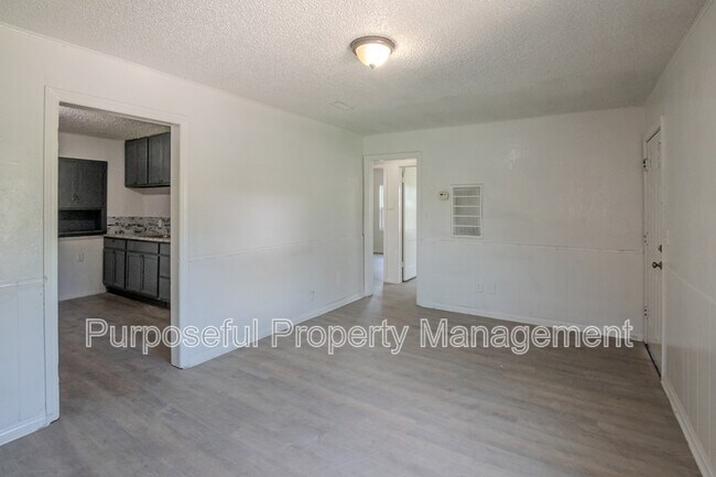 Building Photo - 2300 Miramar Blvd