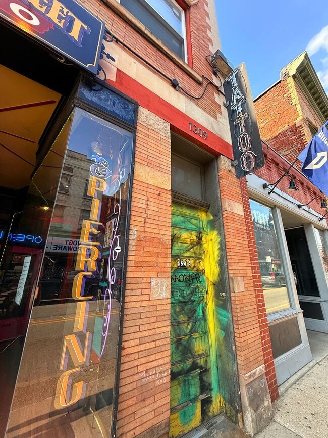 Building Photo - 1309 E Carson St