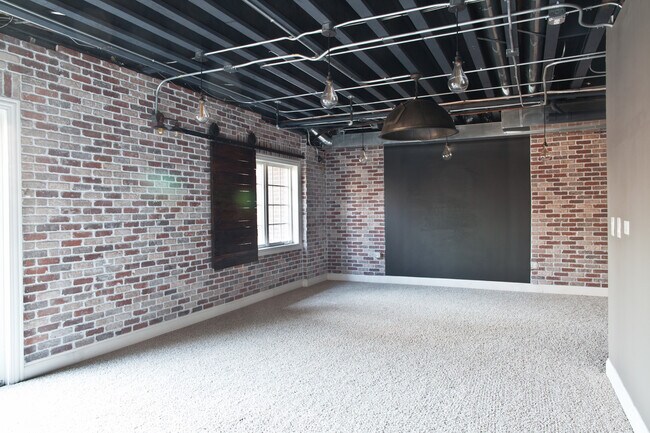 Building Photo - 2213 Maple Hill