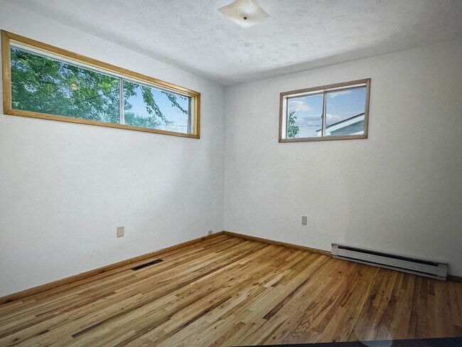 Building Photo - 1420 N Mesa Rd