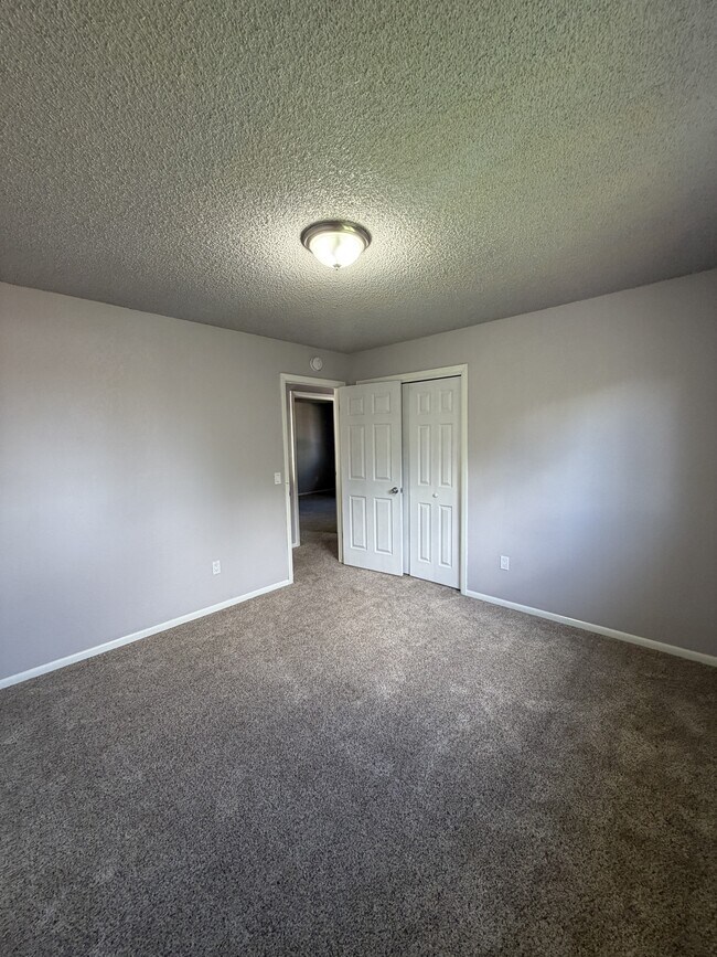 Building Photo - 181 Erickson Ct E