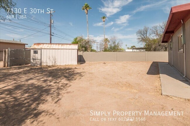 Building Photo - 4 bedroom 2 bath main house with a 2 bed 1...