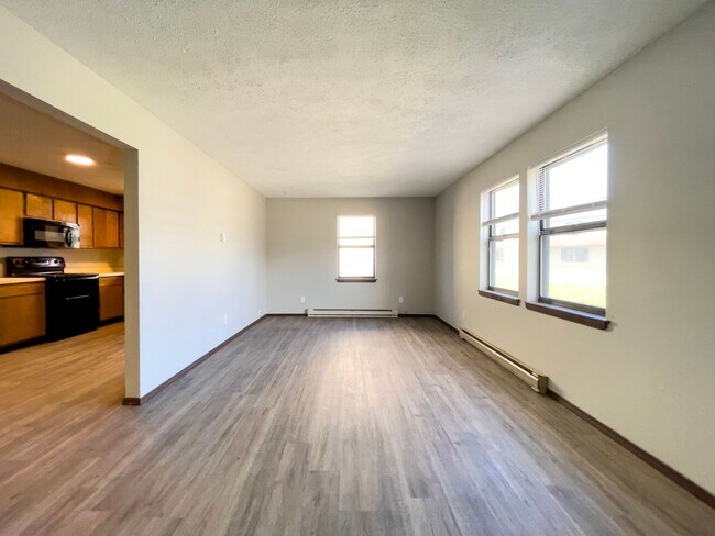 Building Photo - 2213 E Memorial Dr