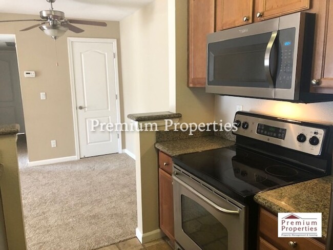 Building Photo - Move-in Ready 2BD/1BA Upper-Level, End Uni...