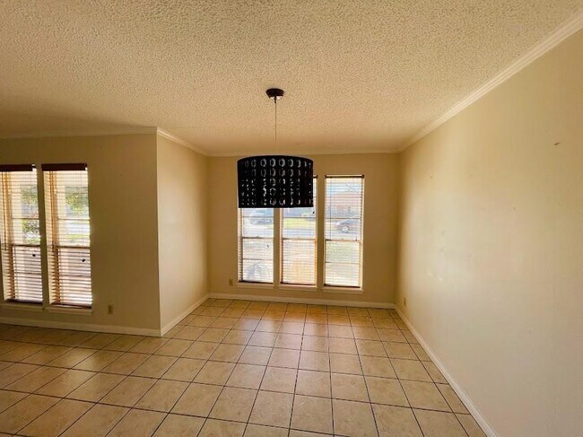 Building Photo - 2206 Kenbridge Dr