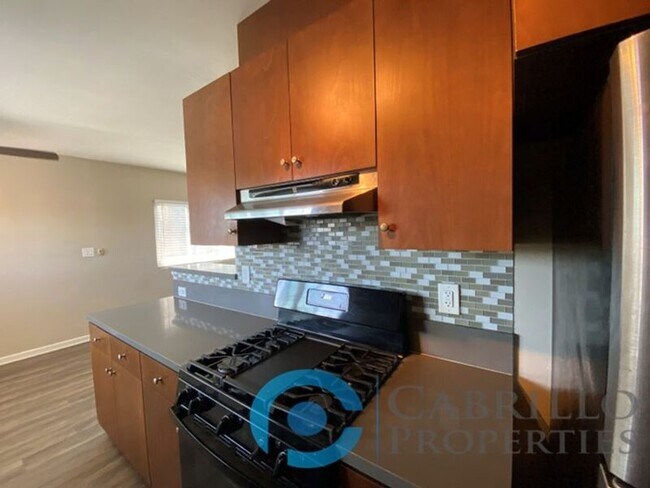 Building Photo - 4774 Mansfield St