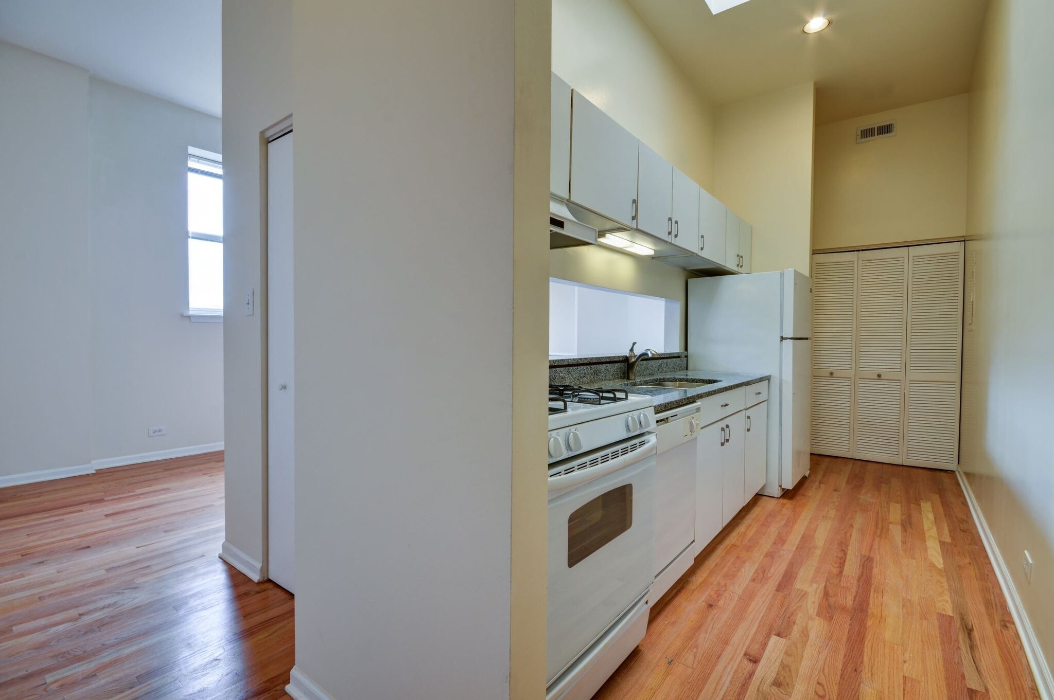 Building Photo - 3257 N Sheffield Ave
