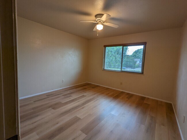 Building Photo - 1404 W Cambridge Ave