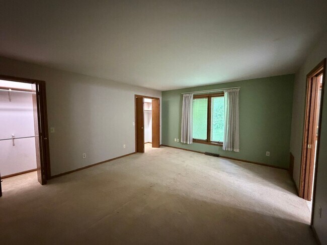 Building Photo - Large Home in Forest Hills School District!