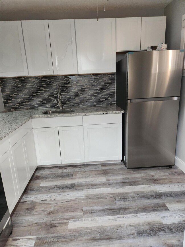 Building Photo - 2606 Garden Dr S