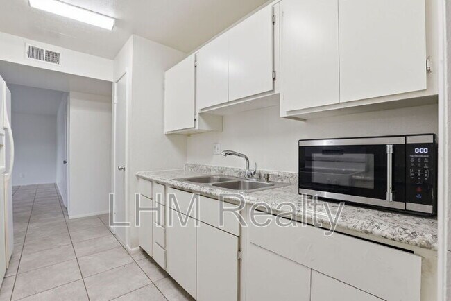 Building Photo - 5321 W Lewis Ave