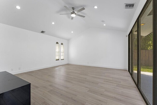 Building Photo - 150 Lucina Dr