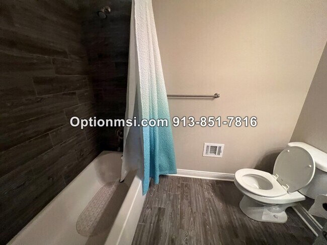 Building Photo - Blue Valley Townhome!