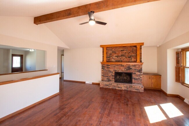 Building Photo - 4 Bed 3 Bath 2 Car Garage-1/2 off 1st Mont...