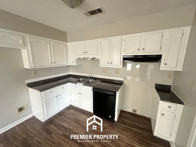 Building Photo - Charming 3BR/2BA Memphis Home with Vaulted Ceilings, Fireplace & Fenced Yard