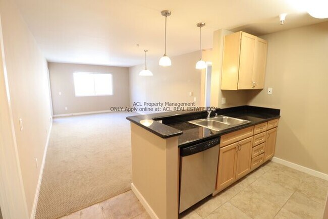 Building Photo - Perectly Located, **PET FRIENDLY** Spacious, 2bed/ 2bath, Emeryville Condo For Rent
