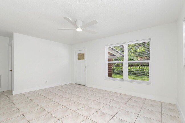 Building Photo - 411 Summa St