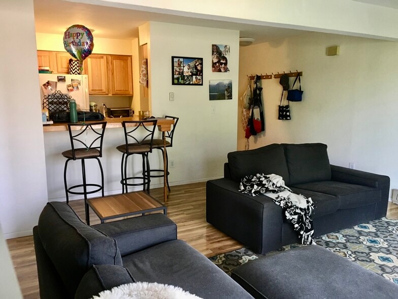 Living Room, Bar, Kitchen - 2630 Juniper Ave