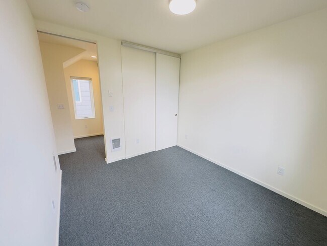 Building Photo - 3 Bedroom Central District Townhome w/ Garage, AC & Rooftop Deck