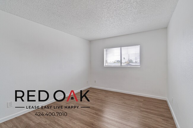 Building Photo - Lovely and Bright One Bedroom Featuring A ...