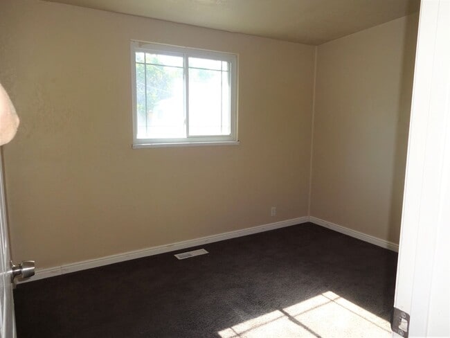 Building Photo - Large 4 Bed 2 Bath with Extra Large 2 Car ...