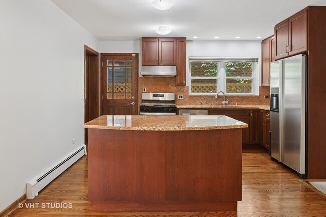 Building Photo - 5768 N Lacey Ave