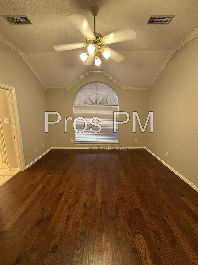 Building Photo - 2921 Meadow Glen Dr